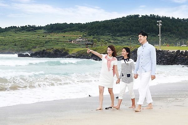 포토 JPG 주간 전신 구름 라이프스타일 응시 여자 남자 딸 어린이 파도 바다 여행 가족 맨발 하늘 엄마 휴가 가족여행 함께함 서기 미소 웃음 사람 동양인 손짓 소녀 성인 해변 야외 10대 세명 30대 부모 제주도 손잡기 화목 한국인 자녀 가리킴 아빠 상쾌 함덕해수욕장 어싱 국내포토 자연요소 시선 감정 컨셉 관계 모션 발 청소년 한국 표정 인종 생활 장년 걷기 해수욕장 함덕 파일형식