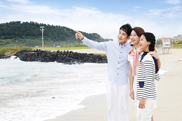 포토 JPG 주간 구름 라이프스타일 응시 여자 남자 딸 어린이 파도 바다 여행 가족 하늘 엄마 휴가 가족여행 함께함 서기 미소 웃음 사람 동양인 손짓 소녀 성인 해변 야외 옆모습 10대 세명 30대 부모 제주도 화목 한국인 자녀 가리킴 아빠 상쾌 함덕해수욕장 국내포토 자연요소 시선 감정 뷰포인트 컨셉 관계 모션 청소년 한국 표정 인종 생활 장년 해수욕장 함덕 파일형식