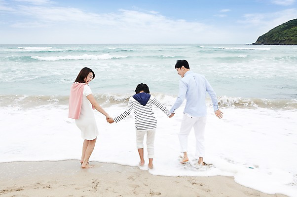 포토 JPG 주간 전신 구름 라이프스타일 여자 남자 딸 어린이 파도 바다 여행 가족 맨발 놀이 하늘 엄마 휴가 가족여행 함께함 서기 미소 웃음 사람 동양인 소녀 성인 해변 야외 뒷모습 10대 세명 30대 부모 제주도 손잡기 화목 한국인 자녀 아빠 상쾌 함덕해수욕장 어싱 국내포토 자연요소 감정 뷰포인트 컨셉 관계 모션 발 청소년 한국 표정 인종 생활 장년 걷기 해수욕장 함덕 파일형식