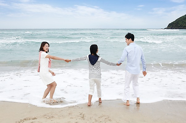 포토 JPG 주간 전신 구름 라이프스타일 여자 남자 딸 어린이 파도 바다 여행 가족 맨발 놀이 하늘 엄마 휴가 가족여행 함께함 서기 미소 웃음 사람 동양인 소녀 성인 해변 야외 뒷모습 10대 세명 30대 부모 제주도 손잡기 화목 한국인 자녀 아빠 상쾌 함덕해수욕장 어싱 국내포토 자연요소 감정 뷰포인트 컨셉 관계 모션 발 청소년 한국 표정 인종 생활 장년 걷기 해수욕장 함덕 파일형식