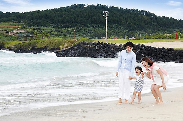 포토 JPG 주간 전신 구름 라이프스타일 여자 남자 딸 어린이 파도 바다 여행 가족 맨발 놀이 하늘 엄마 휴가 가족여행 함께함 서기 미소 웃음 사람 동양인 소녀 성인 해변 야외 세명 30대 부모 제주도 손잡기 화목 유치원생 한국인 자녀 아빠 상쾌 함덕해수욕장 어싱 국내포토 자연요소 감정 컨셉 관계 모션 발 한국 표정 인종 생활 장년 걷기 해수욕장 함덕 파일형식