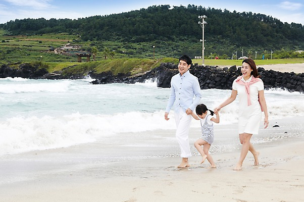 포토 JPG 주간 전신 구름 라이프스타일 여자 남자 딸 어린이 파도 바다 여행 가족 맨발 놀이 하늘 엄마 휴가 가족여행 함께함 미소 웃음 사람 동양인 소녀 성인 해변 야외 세명 30대 부모 제주도 걷기 손잡기 화목 유치원생 한국인 자녀 아빠 상쾌 함덕해수욕장 어싱 국내포토 자연요소 감정 컨셉 관계 모션 발 한국 표정 인종 생활 장년 해수욕장 함덕 파일형식