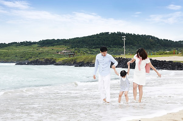 포토 JPG 주간 전신 구름 라이프스타일 여자 남자 딸 어린이 파도 바다 여행 가족 놀이 하늘 엄마 휴가 가족여행 함께함 서기 미소 웃음 사람 동양인 소녀 성인 해변 야외 세명 30대 부모 제주도 손잡기 화목 유치원생 한국인 자녀 아빠 상쾌 함덕해수욕장 국내포토 자연요소 감정 컨셉 관계 모션 한국 표정 인종 생활 장년 해수욕장 함덕 파일형식