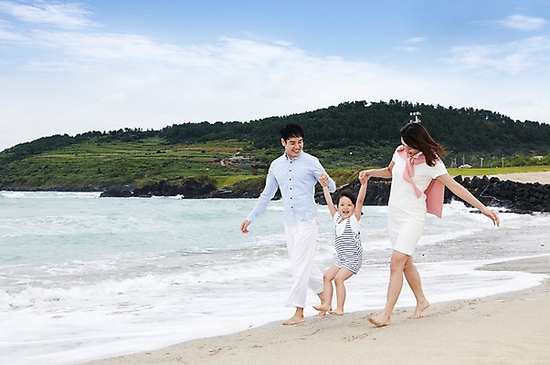 포토 JPG 주간 전신 구름 라이프스타일 여자 남자 딸 어린이 파도 바다 여행 가족 맨발 놀이 하늘 엄마 휴가 가족여행 함께함 서기 미소 웃음 사람 동양인 소녀 성인 해변 야외 세명 30대 부모 제주도 손잡기 화목 유치원생 한국인 자녀 아빠 상쾌 함덕해수욕장 어싱 국내포토 자연요소 감정 컨셉 관계 모션 발 한국 표정 인종 생활 장년 걷기 해수욕장 함덕 파일형식