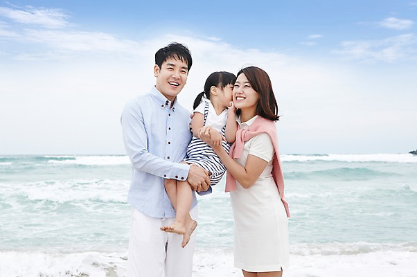 포토 JPG 주간 구름 라이프스타일 여자 남자 딸 어린이 파도 바다 여행 가족 안기 하늘 엄마 휴가 가족여행 함께함 서기 미소 웃음 사람 동양인 소녀 성인 해변 야외 세명 30대 부모 제주도 화목 유치원생 한국인 자녀 아빠 상쾌 함덕해수욕장 국내포토 자연요소 감정 컨셉 관계 모션 한국 표정 인종 생활 장년 해수욕장 함덕 파일형식