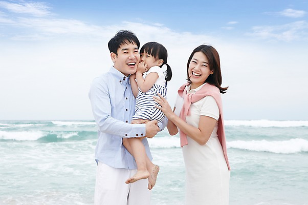 포토 JPG 주간 구름 라이프스타일 여자 남자 딸 어린이 파도 바다 여행 가족 안기 하늘 엄마 휴가 가족여행 함께함 서기 미소 웃음 사람 동양인 소녀 성인 해변 야외 세명 30대 부모 제주도 화목 유치원생 한국인 자녀 아빠 상쾌 함덕해수욕장 국내포토 자연요소 감정 컨셉 관계 모션 한국 표정 인종 생활 장년 해수욕장 함덕 파일형식