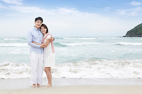 포토 JPG 주간 전신 구름 라이프스타일 부부 커플 여자 남자 파도 바다 여행 안기 포옹 맨발 하늘 휴가 가족여행 함께함 서기 미소 웃음 사람 동양인 성인 해변 야외 두명 앞모습 30대 제주도 화목 한국인 상쾌 함덕해수욕장 장년만 성인만 어싱 국내포토 자연요소 감정 뷰포인트 컨셉 관계 모션 발 한국 표정 인종 생활 장년 걷기 해수욕장 함덕 파일형식