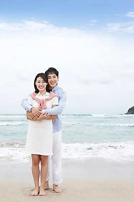 포토 JPG 주간 전신 구름 라이프스타일 부부 커플 여자 남자 파도 바다 여행 안기 포옹 맨발 하늘 휴가 가족여행 함께함 서기 미소 웃음 사람 동양인 성인 해변 야외 두명 앞모습 30대 제주도 화목 한국인 상쾌 함덕해수욕장 장년만 성인만 어싱 국내포토 자연요소 감정 뷰포인트 컨셉 관계 모션 발 한국 표정 인종 생활 장년 걷기 해수욕장 함덕 파일형식