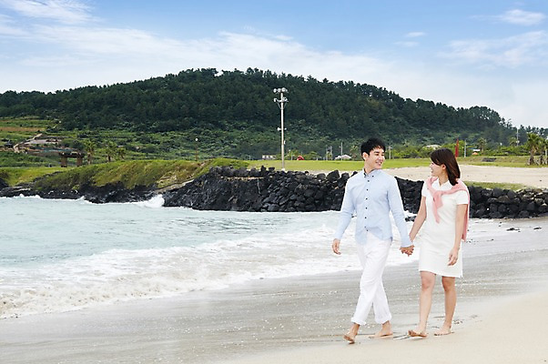 포토 JPG 주간 전신 구름 라이프스타일 부부 커플 여자 남자 파도 바다 여행 맨발 하늘 휴가 가족여행 함께함 미소 웃음 사람 동양인 성인 해변 야외 두명 30대 제주도 걷기 손잡기 화목 산책 한국인 상쾌 함덕해수욕장 장년만 성인만 어싱 국내포토 자연요소 감정 컨셉 관계 모션 발 휴식 한국 표정 인종 생활 장년 해수욕장 함덕 파일형식