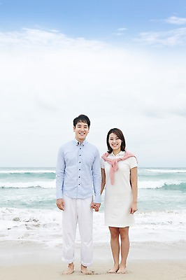 포토 JPG 주간 전신 구름 라이프스타일 부부 커플 여자 남자 파도 바다 여행 맨발 하늘 휴가 가족여행 함께함 서기 미소 웃음 사람 동양인 성인 해변 야외 두명 앞모습 30대 제주도 손잡기 화목 한국인 상쾌 함덕해수욕장 장년만 성인만 어싱 국내포토 자연요소 감정 뷰포인트 컨셉 관계 모션 발 한국 표정 인종 생활 장년 걷기 해수욕장 함덕 파일형식