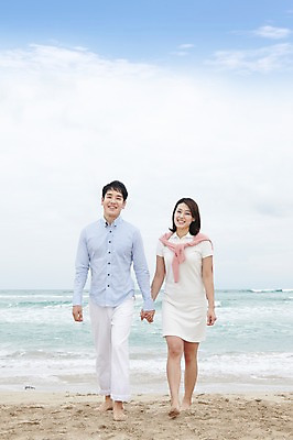 포토 JPG 주간 전신 구름 라이프스타일 부부 커플 여자 남자 파도 바다 여행 맨발 하늘 휴가 가족여행 함께함 서기 미소 웃음 사람 동양인 성인 해변 야외 두명 앞모습 30대 제주도 손잡기 화목 한국인 상쾌 함덕해수욕장 장년만 성인만 어싱 국내포토 자연요소 감정 뷰포인트 컨셉 관계 모션 발 한국 표정 인종 생활 장년 걷기 해수욕장 함덕 파일형식