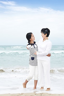 포토 JPG 주간 전신 구름 라이프스타일 여자 노년 할머니 어린이 파도 바다 여행 가족 안기 포옹 맨발 하늘 휴가 손녀 가족여행 함께함 서기 미소 웃음 사람 동양인 소녀 성인 해변 야외 두명 앞모습 10대 제주도 마주보기 화목 한국인 60대 상쾌 함덕해수욕장 여자만 어싱 국내포토 자연요소 감정 뷰포인트 컨셉 관계 모션 발 청소년 한국 표정 인종 생활 걷기 해수욕장 손주 함덕 파일형식