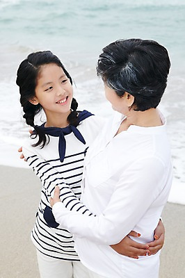 포토 JPG 주간 라이프스타일 여자 노년 할머니 어린이 파도 바다 여행 가족 안기 포옹 휴가 손녀 가족여행 함께함 서기 미소 웃음 사람 동양인 소녀 성인 해변 야외 두명 10대 제주도 마주보기 화목 한국인 60대 상쾌 함덕해수욕장 여자만 국내포토 자연요소 감정 컨셉 관계 모션 청소년 한국 표정 인종 생활 해수욕장 손주 함덕 파일형식