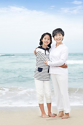 포토 JPG 주간 전신 구름 라이프스타일 여자 노년 할머니 어린이 파도 바다 여행 가족 안기 포옹 맨발 하늘 휴가 손녀 가족여행 함께함 서기 미소 웃음 사람 동양인 소녀 성인 해변 야외 두명 앞모습 10대 제주도 화목 한국인 60대 상쾌 함덕해수욕장 여자만 어싱 국내포토 자연요소 감정 뷰포인트 컨셉 관계 모션 발 청소년 한국 표정 인종 생활 걷기 해수욕장 손주 함덕 파일형식