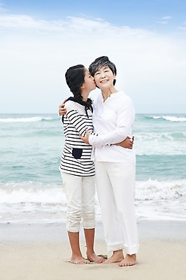 포토 JPG 주간 전신 구름 라이프스타일 여자 노년 할머니 어린이 파도 바다 여행 가족 안기 포옹 맨발 하늘 휴가 손녀 가족여행 키스 함께함 서기 미소 웃음 사람 동양인 소녀 성인 해변 야외 두명 앞모습 10대 제주도 화목 한국인 60대 상쾌 함덕해수욕장 여자만 어싱 국내포토 자연요소 감정 뷰포인트 컨셉 관계 모션 발 청소년 한국 표정 인종 생활 걷기 해수욕장 손주 애정표현 함덕 파일형식