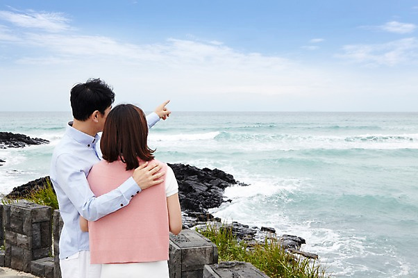 포토 JPG 주간 구름 라이프스타일 부부 커플 응시 여자 남자 바다 여행 포옹 하늘 남편 휴가 가족여행 함께함 서기 사람 동양인 손짓 성인 해변 야외 두명 뒷모습 30대 제주도 화목 한국인 가리킴 아내 상쾌 함덕해수욕장 장년만 성인만 국내포토 자연요소 시선 감정 뷰포인트 컨셉 관계 안기 모션 한국 인종 생활 장년 해수욕장 함덕 파일형식