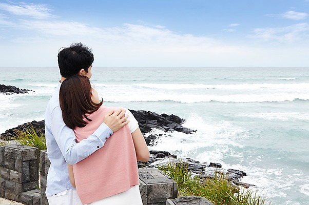 포토 JPG 주간 구름 라이프스타일 부부 커플 응시 여자 남자 바다 여행 포옹 하늘 남편 휴가 가족여행 함께함 서기 사람 동양인 성인 해변 야외 두명 뒷모습 30대 제주도 화목 한국인 아내 상쾌 함덕해수욕장 장년만 성인만 국내포토 자연요소 시선 감정 뷰포인트 컨셉 관계 안기 모션 한국 인종 생활 장년 해수욕장 함덕 파일형식