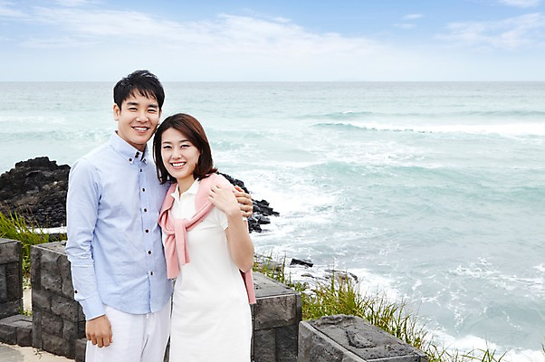 포토 JPG 주간 구름 라이프스타일 부부 커플 여자 남자 바다 여행 하늘 남편 휴가 가족여행 함께함 서기 미소 웃음 사람 동양인 성인 해변 야외 두명 앞모습 30대 제주도 화목 한국인 아내 상쾌 함덕해수욕장 장년만 성인만 국내포토 자연요소 감정 뷰포인트 컨셉 관계 모션 한국 표정 인종 생활 장년 해수욕장 함덕 파일형식