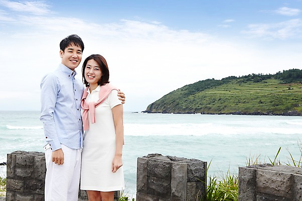 포토 JPG 주간 구름 라이프스타일 부부 커플 여자 남자 바다 여행 하늘 남편 휴가 가족여행 함께함 서기 미소 웃음 사람 동양인 성인 해변 야외 두명 앞모습 30대 제주도 화목 한국인 아내 상쾌 함덕해수욕장 장년만 성인만 국내포토 자연요소 감정 뷰포인트 컨셉 관계 모션 한국 표정 인종 생활 장년 해수욕장 함덕 파일형식