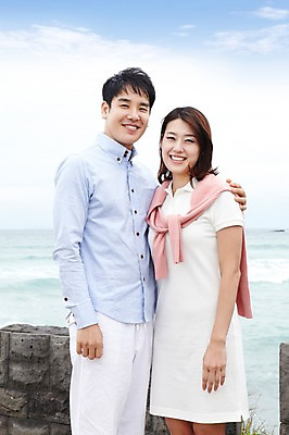 포토 JPG 주간 구름 라이프스타일 부부 커플 여자 남자 바다 여행 하늘 남편 휴가 가족여행 함께함 서기 미소 웃음 사람 동양인 성인 해변 야외 두명 앞모습 30대 제주도 화목 한국인 아내 상쾌 함덕해수욕장 장년만 성인만 국내포토 자연요소 감정 뷰포인트 컨셉 관계 모션 한국 표정 인종 생활 장년 해수욕장 함덕 파일형식