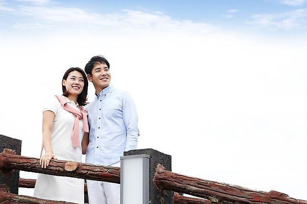 포토 JPG 주간 구름 라이프스타일 부부 커플 응시 여자 남자 여행 난간 하늘 남편 휴가 가족여행 함께함 서기 미소 웃음 사람 동양인 성인 야외 두명 30대 제주도 화목 한국인 아내 상쾌 함덕해수욕장 장년만 성인만 국내포토 자연요소 시선 감정 컨셉 관계 모션 한국 표정 인종 생활 장년 해수욕장 함덕 파일형식