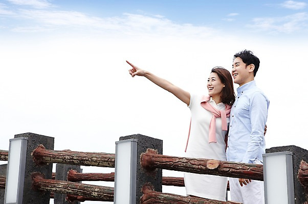 포토 JPG 주간 구름 라이프스타일 부부 커플 응시 여자 남자 여행 난간 하늘 남편 휴가 가족여행 함께함 서기 미소 웃음 사람 동양인 손짓 성인 야외 두명 30대 제주도 화목 한국인 가리킴 아내 상쾌 함덕해수욕장 장년만 성인만 국내포토 자연요소 시선 감정 컨셉 관계 모션 한국 표정 인종 생활 장년 해수욕장 함덕 파일형식