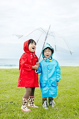 포토 JPG 주간 전신 공원 여자 남자 어린이 바다 우산 가족 날씨 남매 장화 서기 미소 웃음 들기 사람 동양인 소녀 소년 잔디 해변 야외 두명 앞모습 제주도 유치원생 한국인 비 상쾌 함덕해수욕장 우비 어린이만 국내포토 자연요소 식물 옷 공공시설 감정 뷰포인트 신발 관계 모션 한국 표정 인종 해수욕장 함덕 파일형식