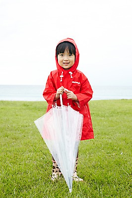 포토 JPG 주간 전신 공원 여자 어린이 바다 우산 날씨 장화 한명 서기 미소 웃음 들기 사람 동양인 소녀 잔디 해변 야외 앞모습 제주도 유치원생 한국인 비 상쾌 함덕해수욕장 우비 여자만 여자한명만 어린이만 소녀만 소녀한명만 국내포토 자연요소 식물 1 옷 공공시설 감정 뷰포인트 신발 모션 한국 표정 인종 해수욕장 함덕 파일형식