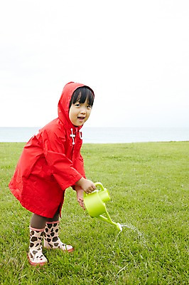 포토 JPG 주간 전신 공원 여자 어린이 모션 장화 한명 서기 미소 웃음 들기 사람 동양인 소녀 잔디 야외 옆모습 제주도 유치원생 물뿌리개 한국인 물주기 상쾌 함덕해수욕장 우비 여자만 여자한명만 어린이만 소녀만 소녀한명만 국내포토 자연요소 식물 1 옷 공공시설 감정 뷰포인트 신발 한국 표정 인종 해수욕장 함덕 파일형식
