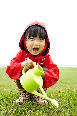 포토 JPG 주간 전신 공원 여자 어린이 모션 장화 한명 들기 사람 앉기 동양인 소녀 잔디 야외 앞모습 제주도 유치원생 물뿌리개 한국인 물주기 상쾌 함덕해수욕장 우비 여자만 여자한명만 어린이만 소녀만 소녀한명만 국내포토 자연요소 식물 1 옷 공공시설 감정 뷰포인트 신발 한국 인종 해수욕장 함덕 파일형식