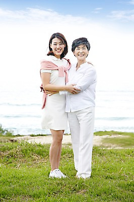 포토 JPG 주간 전신 구름 라이프스타일 공원 여자 노년 딸 할머니 바다 여행 가족 안기 포옹 하늘 엄마 휴가 가족여행 서기 미소 웃음 사람 동양인 잔디 성인 해변 야외 두명 앞모습 30대 부모 제주도 한국인 자녀 60대 며느리 상쾌 함덕해수욕장 여자만 성인여자만 성인만 국내포토 자연요소 식물 공공시설 감정 뷰포인트 관계 모션 한국 표정 인종 생활 장년 해수욕장 함덕 파일형식