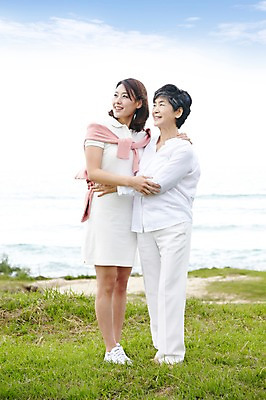 포토 JPG 주간 전신 구름 라이프스타일 응시 공원 여자 노년 딸 할머니 바다 여행 가족 안기 포옹 하늘 엄마 휴가 가족여행 서기 미소 웃음 사람 동양인 잔디 성인 해변 야외 두명 앞모습 30대 부모 제주도 한국인 자녀 60대 며느리 상쾌 함덕해수욕장 여자만 성인여자만 성인만 국내포토 자연요소 식물 시선 공공시설 감정 뷰포인트 관계 모션 한국 표정 인종 생활 장년 해수욕장 함덕 파일형식