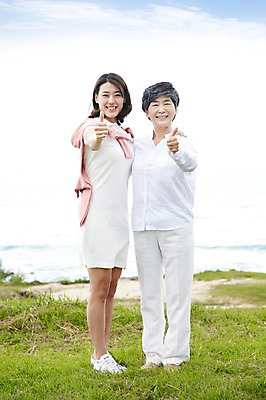 포토 JPG 주간 전신 구름 라이프스타일 공원 여자 노년 딸 할머니 바다 여행 가족 모션 하늘 엄마 휴가 가족여행 서기 미소 웃음 사람 동양인 손짓 잔디 성인 해변 야외 두명 앞모습 30대 부모 제주도 한국인 자녀 최고 60대 며느리 만족 상쾌 함덕해수욕장 여자만 성인여자만 성인만 국내포토 자연요소 식물 공공시설 감정 뷰포인트 관계 한국 표정 인종 생활 장년 해수욕장 함덕 파일형식