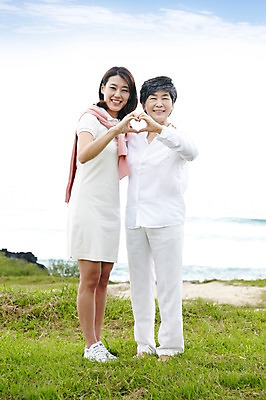 포토 JPG 주간 전신 구름 라이프스타일 공원 여자 노년 딸 할머니 바다 여행 가족 모션 하늘 엄마 휴가 가족여행 사랑 서기 미소 웃음 사람 동양인 손짓 잔디 성인 해변 야외 두명 앞모습 30대 부모 제주도 한국인 자녀 하트 60대 며느리 상쾌 함덕해수욕장 여자만 성인여자만 성인만 국내포토 자연요소 모양 식물 공공시설 감정 뷰포인트 관계 한국 표정 인종 생활 장년 해수욕장 함덕 파일형식