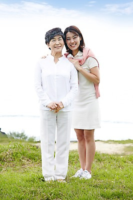 포토 JPG 주간 전신 구름 라이프스타일 공원 여자 노년 딸 할머니 바다 여행 가족 하늘 엄마 휴가 가족여행 서기 미소 웃음 사람 동양인 잔디 성인 해변 야외 두명 앞모습 30대 부모 제주도 한국인 자녀 60대 며느리 상쾌 함덕해수욕장 여자만 성인여자만 성인만 국내포토 자연요소 식물 공공시설 감정 뷰포인트 관계 모션 한국 표정 인종 생활 장년 해수욕장 함덕 파일형식