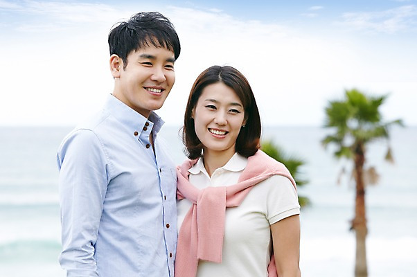 포토 JPG 주간 나무 식물 구름 라이프스타일 부부 커플 공원 여자 남자 바다 여행 하늘 남편 휴가 가족여행 함께함 미소 웃음 사람 동양인 상반신 성인 해변 야외 두명 앞모습 아웃포커스 30대 제주도 화목 한국인 아내 상쾌 함덕해수욕장 장년만 성인만 국내포토 자연요소 공공시설 감정 뷰포인트 컨셉 관계 한국 촬영기법 표정 인종 생활 장년 해수욕장 함덕 파일형식