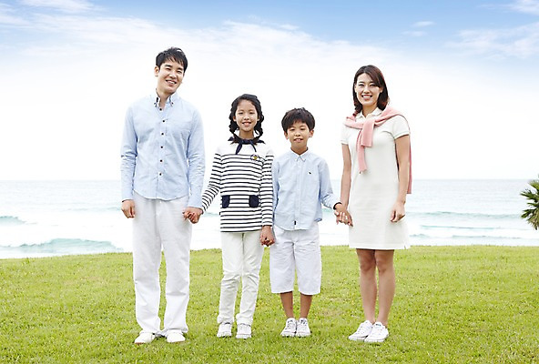 포토 JPG 주간 전신 구름 라이프스타일 공원 여자 남자 딸 아들 어린이 바다 여행 가족 하늘 엄마 가족여행 서기 미소 웃음 사람 동양인 소녀 소년 잔디 여러명 성인 해변 야외 앞모습 10대 30대 부모 제주도 손잡기 한국인 자녀 아빠 상쾌 함덕해수욕장 국내포토 자연요소 식물 공공시설 감정 뷰포인트 다수 관계 모션 청소년 한국 표정 인종 생활 장년 해수욕장 함덕 파일형식