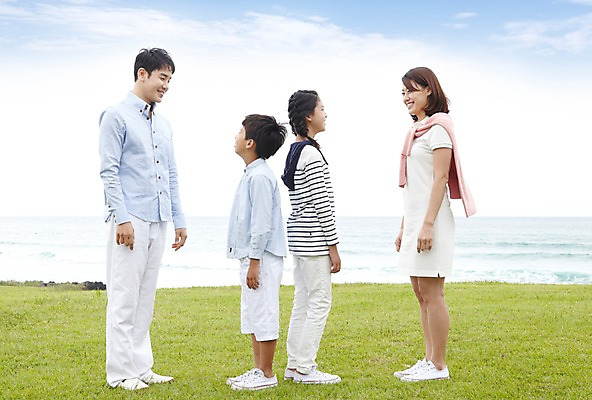 포토 JPG 주간 전신 구름 라이프스타일 공원 여자 남자 딸 아들 어린이 바다 여행 가족 하늘 엄마 휴가 가족여행 서기 미소 웃음 사람 동양인 소녀 소년 잔디 여러명 성인 해변 야외 옆모습 10대 30대 부모 제주도 마주보기 한국인 자녀 아빠 상쾌 함덕해수욕장 국내포토 자연요소 식물 공공시설 감정 뷰포인트 다수 관계 모션 청소년 한국 표정 인종 생활 장년 해수욕장 함덕 파일형식