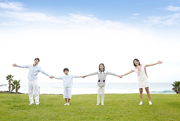 포토 JPG 주간 전신 나무 식물 구름 라이프스타일 공원 여자 남자 딸 아들 어린이 바다 여행 포즈 가족 모션 놀이 하늘 엄마 팔벌리기 휴가 가족여행 서기 미소 웃음 사람 동양인 소녀 소년 잔디 여러명 성인 해변 야외 앞모습 10대 30대 부모 제주도 손잡기 한국인 자녀 아빠 상쾌 함덕해수욕장 국내포토 자연요소 공공시설 감정 뷰포인트 다수 관계 청소년 한국 표정 인종 생활 장년 해수욕장 함덕 파일형식