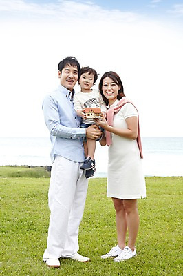 포토 JPG 주간 전신 구름 라이프스타일 공원 여자 남자 아들 어린이 바다 여행 가족 안기 놀이 하늘 엄마 가족여행 주택 서기 미소 웃음 사람 동양인 소년 잔디 성인 해변 야외 앞모습 세명 30대 부모 장난감 제주도 유치원생 미니어처 한국인 자녀 아빠 상쾌 함덕해수욕장 국내포토 자연요소 식물 공공시설 감정 뷰포인트 관계 모션 한국 표정 인종 건물 생활 장년 모형 해수욕장 함덕 파일형식