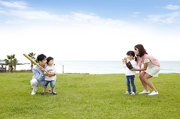 포토 JPG 주간 전신 구름 라이프스타일 공원 여자 남자 딸 아들 어린이 바다 여행 공 가족 놀이 하늘 엄마 가족여행 서기 미소 웃음 사람 앉기 동양인 소녀 소년 잔디 여러명 성인 해변 야외 옆모습 30대 부모 제주도 소풍 유치원생 야구 한국인 야구방망이 게임 글러브 글로브 자녀 야구글러브 아빠 야구공 상쾌 함덕해수욕장 국내포토 자연요소 식물 공공시설 감정 스포츠용품 뷰포인트 장갑 다수 관계 모션 한국 표정 인종 생활 장년 야외활동 구기 야구용품 해수욕장 함덕 파일형식