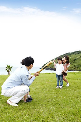 포토 JPG 주간 전신 구름 라이프스타일 공원 여자 남자 딸 아들 어린이 바다 여행 공 가족 놀이 하늘 엄마 가족여행 서기 미소 웃음 사람 앉기 동양인 소녀 소년 잔디 여러명 성인 해변 야외 30대 부모 제주도 소풍 유치원생 야구 한국인 야구방망이 게임 글러브 글로브 자녀 야구글러브 아빠 야구공 상쾌 함덕해수욕장 국내포토 자연요소 식물 공공시설 감정 스포츠용품 장갑 다수 관계 모션 한국 표정 인종 생활 장년 야외활동 구기 야구용품 해수욕장 함덕 파일형식