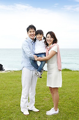 포토 JPG 주간 전신 구름 라이프스타일 공원 여자 남자 딸 어린이 바다 여행 가족 안기 놀이 하늘 엄마 가족여행 서기 미소 웃음 사람 동양인 소녀 잔디 성인 해변 야외 앞모습 세명 30대 부모 제주도 유치원생 한국인 자녀 아빠 상쾌 함덕해수욕장 국내포토 자연요소 식물 공공시설 감정 뷰포인트 관계 모션 한국 표정 인종 생활 장년 해수욕장 함덕 파일형식