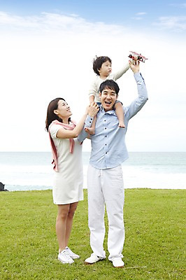 포토 JPG 주간 전신 구름 라이프스타일 공원 여자 남자 아들 어린이 바다 여행 가족 놀이 하늘 엄마 가족여행 비행기 서기 미소 웃음 사람 동양인 소년 잔디 성인 해변 야외 앞모습 세명 30대 부모 장난감 제주도 유치원생 한국인 자녀 목말 아빠 상쾌 함덕해수욕장 국내포토 자연요소 식물 공공시설 감정 뷰포인트 관계 항공교통 모션 대중교통 한국 표정 인종 생활 장년 해수욕장 함덕 파일형식