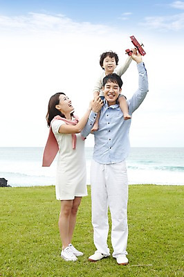 포토 JPG 주간 전신 구름 라이프스타일 공원 여자 남자 아들 어린이 바다 여행 가족 놀이 하늘 엄마 가족여행 비행기 서기 미소 웃음 사람 동양인 소년 잔디 성인 해변 야외 앞모습 세명 30대 부모 장난감 제주도 유치원생 한국인 자녀 목말 아빠 상쾌 함덕해수욕장 국내포토 자연요소 식물 공공시설 감정 뷰포인트 관계 항공교통 모션 대중교통 한국 표정 인종 생활 장년 해수욕장 함덕 파일형식