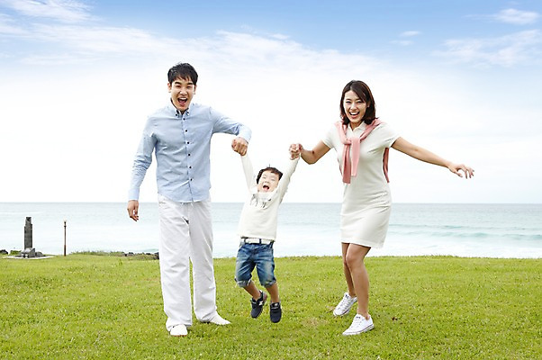 포토 JPG 주간 전신 구름 라이프스타일 공원 여자 남자 아들 어린이 바다 여행 가족 놀이 하늘 엄마 가족여행 서기 미소 웃음 사람 동양인 소년 잔디 성인 해변 야외 앞모습 세명 30대 부모 제주도 손잡기 유치원생 한국인 자녀 아빠 상쾌 함덕해수욕장 국내포토 자연요소 식물 공공시설 감정 뷰포인트 관계 모션 한국 표정 인종 생활 장년 해수욕장 함덕 파일형식