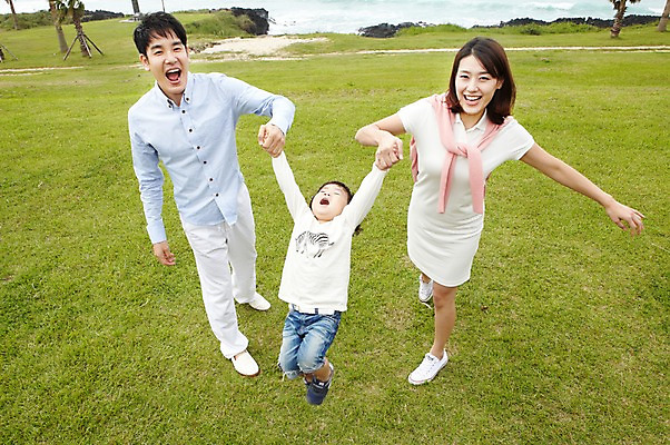 포토 JPG 주간 전신 라이프스타일 공원 여자 남자 아들 어린이 여행 가족 놀이 엄마 가족여행 서기 미소 웃음 사람 동양인 소년 잔디 성인 야외 앞모습 세명 30대 부모 제주도 손잡기 유치원생 한국인 자녀 아빠 상쾌 함덕해수욕장 국내포토 자연요소 식물 공공시설 감정 뷰포인트 관계 모션 한국 표정 인종 생활 장년 해수욕장 함덕 파일형식
