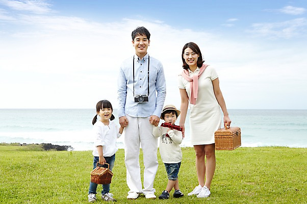 포토 JPG 주간 전신 구름 라이프스타일 공원 여자 남자 딸 아들 어린이 바다 여행 가족 하늘 엄마 가족여행 서기 미소 웃음 사람 동양인 소녀 소년 잔디 여러명 성인 해변 야외 앞모습 30대 부모 제주도 소풍 바구니 카메라 유치원생 한국인 자녀 아빠 상쾌 함덕해수욕장 국내포토 자연요소 식물 공공시설 감정 뷰포인트 다수 관계 모션 한국 표정 인종 생활 장년 전자제품 야외활동 해수욕장 함덕 파일형식