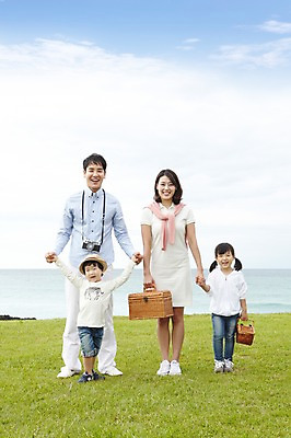 포토 JPG 주간 전신 구름 라이프스타일 공원 여자 남자 딸 아들 어린이 바다 여행 가족 하늘 엄마 가족여행 서기 미소 웃음 사람 동양인 소녀 소년 잔디 여러명 성인 해변 야외 앞모습 30대 부모 제주도 소풍 바구니 카메라 유치원생 한국인 자녀 아빠 상쾌 함덕해수욕장 국내포토 자연요소 식물 공공시설 감정 뷰포인트 다수 관계 모션 한국 표정 인종 생활 장년 전자제품 야외활동 해수욕장 함덕 파일형식