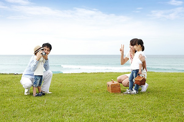 포토 JPG 주간 전신 구름 라이프스타일 공원 여자 남자 딸 아들 어린이 바다 여행 가족 하늘 엄마 가족여행 서기 미소 웃음 사람 앉기 동양인 소녀 소년 잔디 여러명 성인 해변 야외 옆모습 30대 부모 제주도 소풍 바구니 카메라 사진촬영 유치원생 한국인 자녀 아빠 가족사진 상쾌 함덕해수욕장 국내포토 자연요소 식물 공공시설 감정 뷰포인트 다수 관계 모션 한국 표정 인종 생활 장년 전자제품 야외활동 촬영 해수욕장 함덕 파일형식 단체사진
